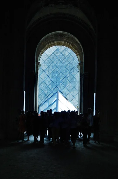Pirâmide de vidro na entrada do museu do Louvre, Paris — Fotografia de Stock
