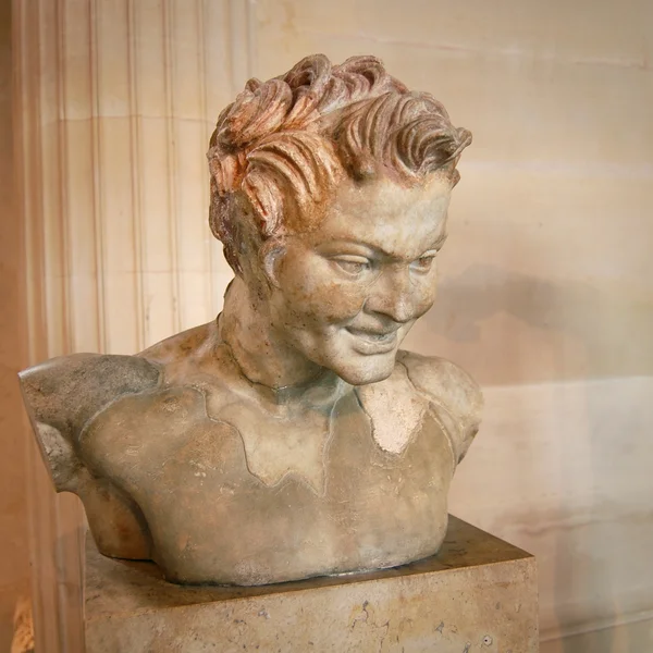Скульптура у музеї Лувр, Париж — стокове фото