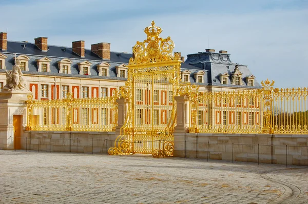 Portão dourado do palácio de Versalhes, França — Fotografia de Stock