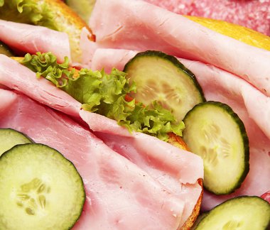 jambon ve salata sandviç