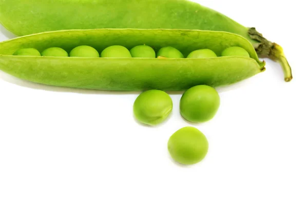 新鮮な緑エンドウ豆の鞘と白い背景の上のエンドウ豆 — ストック写真
