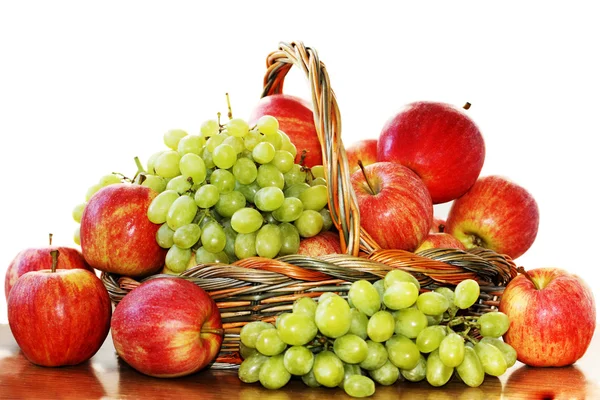 Czerwone jabłka i winogrona — Zdjęcie stockowe