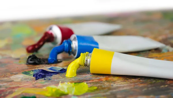 Paleta y tubos de pintura al óleo — Foto de Stock