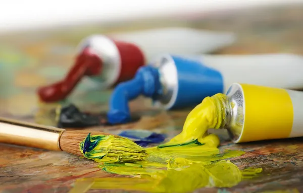 Tubi di vernice ad olio e pennello — Foto Stock