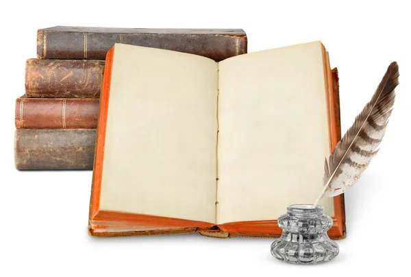 Старые книги и чернильница — стоковое фото