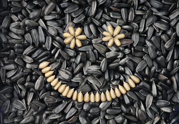 Семена подсолнуха улыбаются — стоковое фото