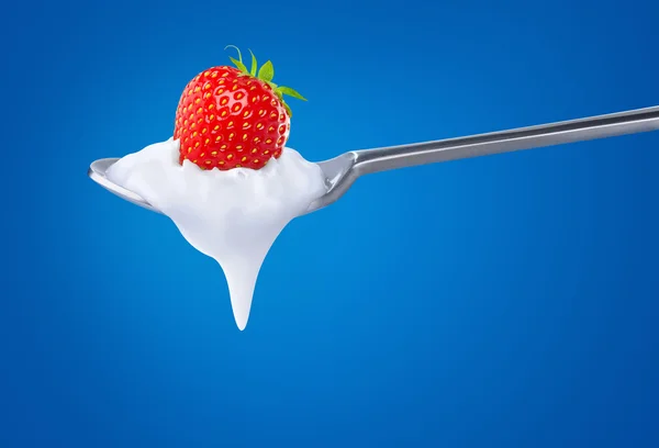 Cuillère de yaourt aux fraises — Photo