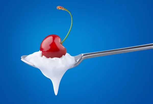 Lepel van yoghurt met kers op bovenkant — Stockfoto
