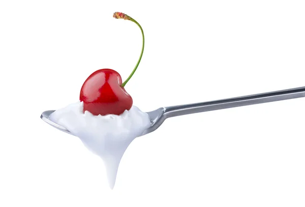 Skje av yoghurt med kirsebær på toppen – stockfoto