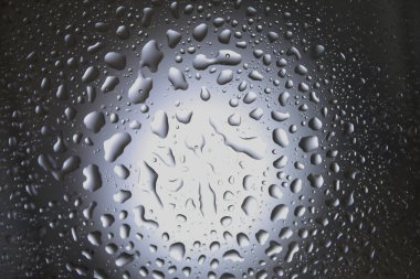 gri arka plan yakın çekim yuvarlak su damlaları