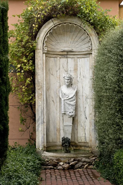 Scultura fontana giardino — Foto Stock