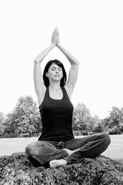 Vrouw doet yoga oefeningen — Stockfoto