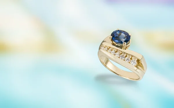 Arany Gyűrű Nagy Kék Topáz Nyolc Kisebb Gyémánt — Stock Fotó