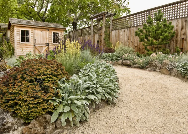 Vackert Anlagd Trädgård Med Litet Träskjul Staket Och Väg — Stockfoto