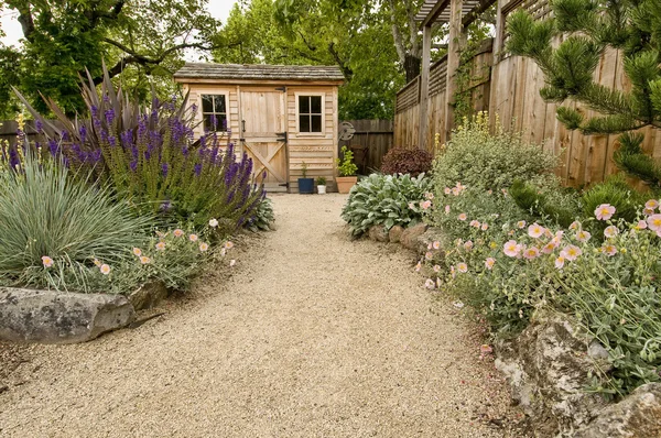 美丽的园林后院与小木棚 围栏和通路 — 图库照片