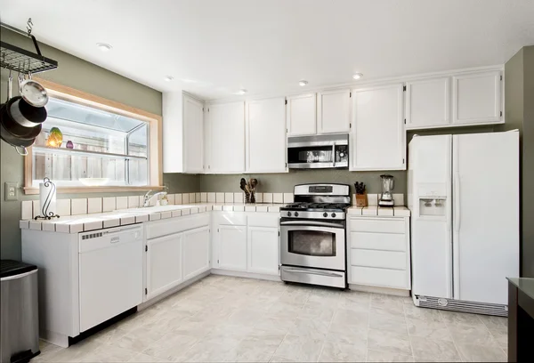 Белая кухня — стоковое фото