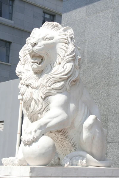 狮子的大理石雕像 — 图库照片