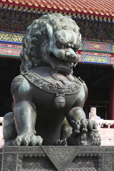 Statue en bronze d'un lion dans le palais impérial — Photo