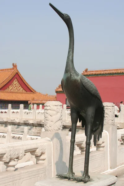 Statue en bronze d'une cigogne — Photo
