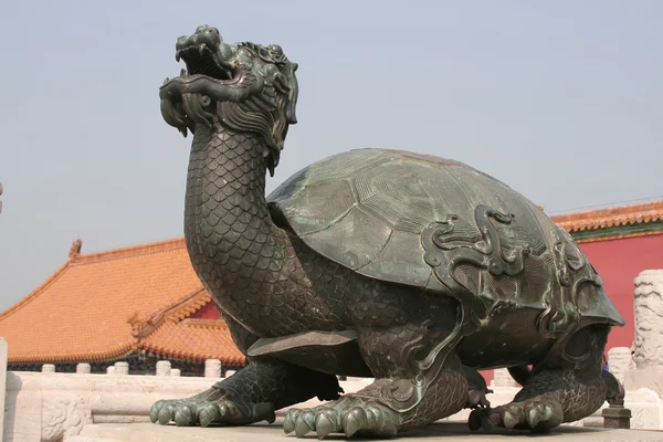 Une statue en bronze d'une tortue — Photo