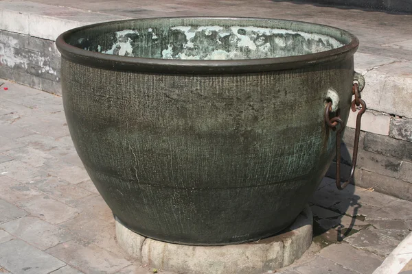 Gietijzeren bad voor water in het keizerlijk paleis — Stockfoto