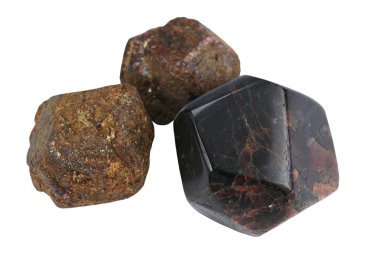 mineral andradite beyaz bir arka plan üzerinde izole