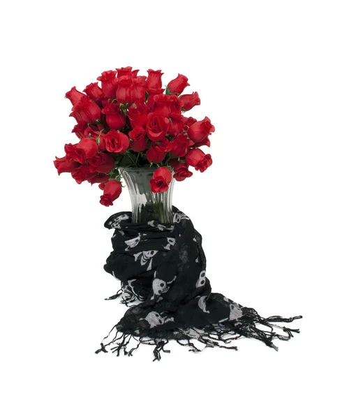 Röda rosor i svart sjal — Stockfoto
