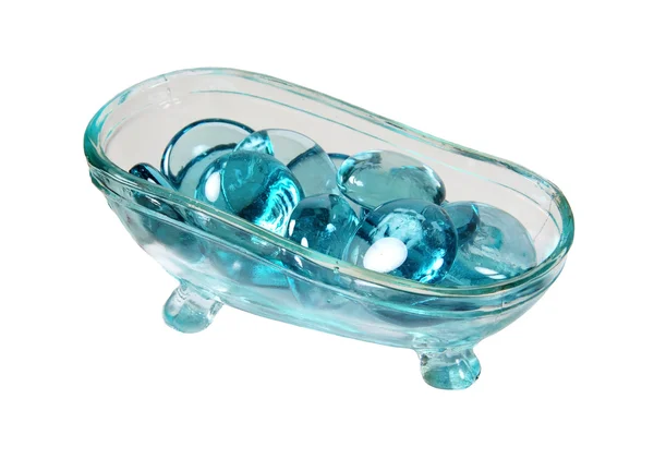 Krallenfuß Kristallbadewanne gefüllt mit Wasserjuwelen — Stockfoto