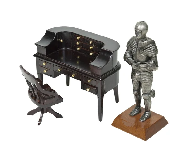 Ritter in Rüstung mit Retro-Schreibtisch — Stockfoto