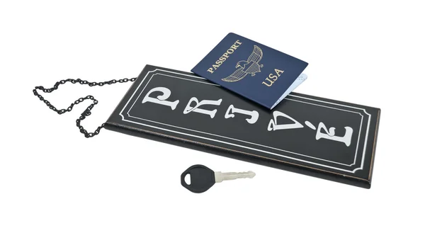 Particuliere teken met paspoort en de sleutel — Stockfoto