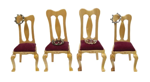 王室冠 の様々 な含まれているパスとベルベットの椅子と木製の魂によって示されて — ストック写真