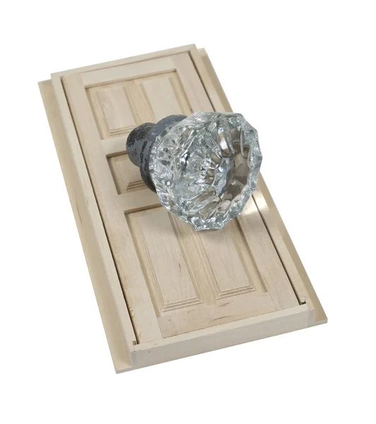 Maçaneta de cristal transparente e porta de madeira — Fotografia de Stock