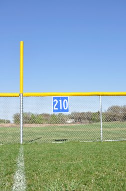 Beyzbol faul direğine ve outfield çit