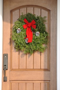 bir kapı üzerinde Noel çelenk