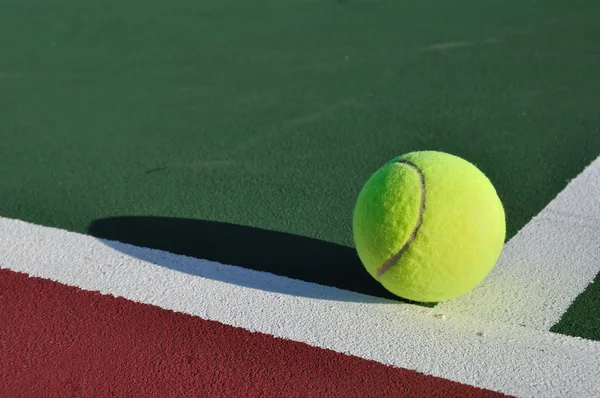 Bola de tênis amarelo no tribunal — Fotografia de Stock