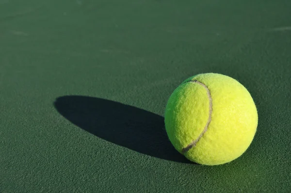 Жовтий тенісний м'яч на корті — стокове фото