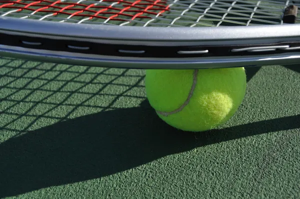 Bola de tênis amarelo e raquete — Fotografia de Stock