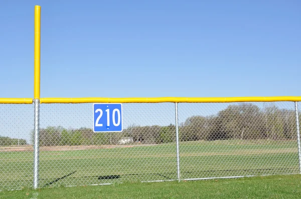 Beyzbol faul direğine ve outfield çit — Stok fotoğraf