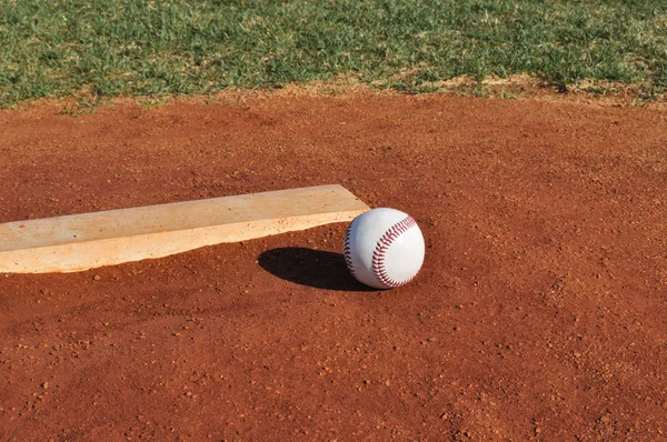 Baseball auf dem Pitcher-Hügel — Stockfoto