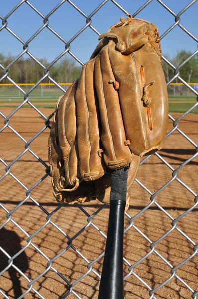 Bate y guante de béisbol — Foto de Stock
