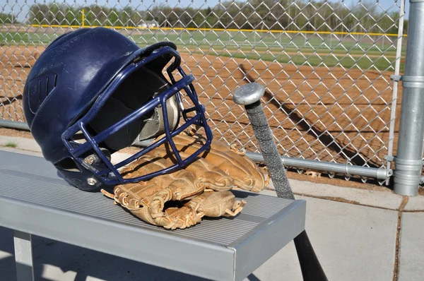 Honkbal helm, vleermuis en handschoen — Stockfoto
