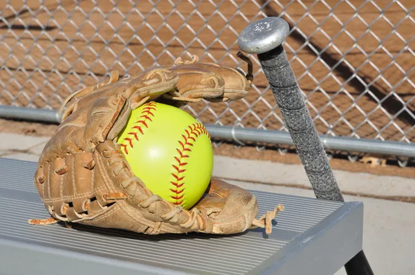 Gelber Softball, Schläger und Handschuh — Stockfoto