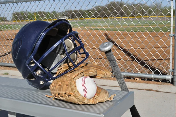 Baseball, casco, pipistrello e guanto — Foto Stock