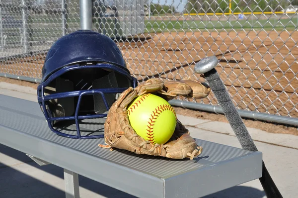 Sárga softball, a sisak, a denevér és a kesztyű — Stock Fotó