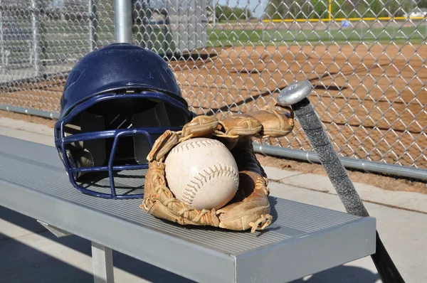 Softball branco, capacete, morcego e luva — Fotografia de Stock