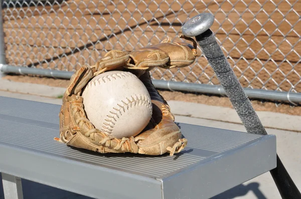 Biały softball, bat i rękawic — Zdjęcie stockowe