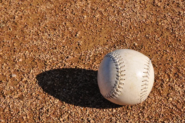 Weißer Softball auf dem Infield — Stockfoto