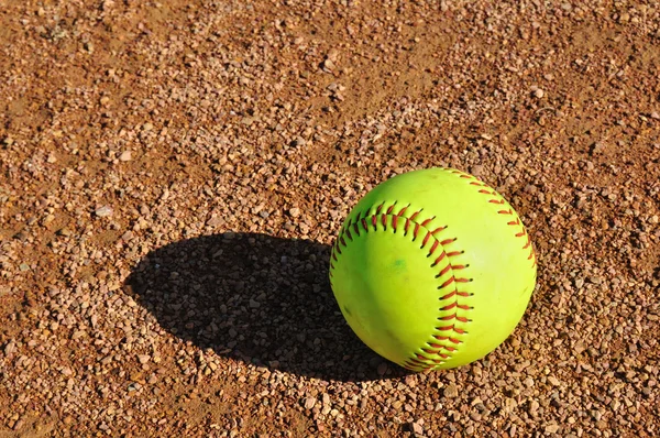Sárga softball-a a táblán belüli — Stock Fotó