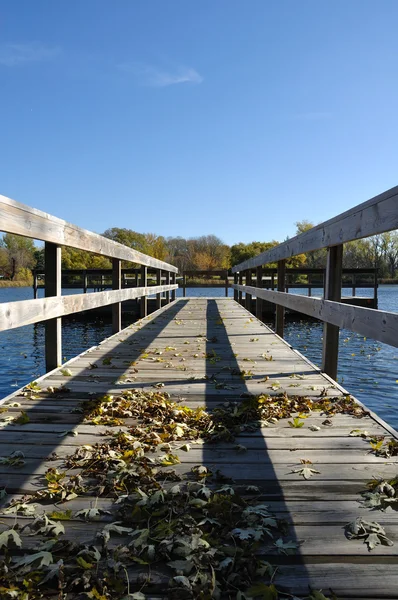 Muelle de pesca en el otoño — Foto de Stock