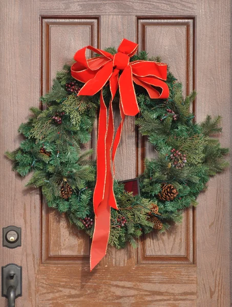 A grinalda de Natal em uma porta — Fotografia de Stock